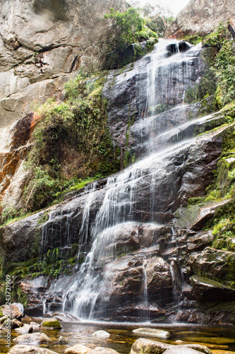 cascada en la roca