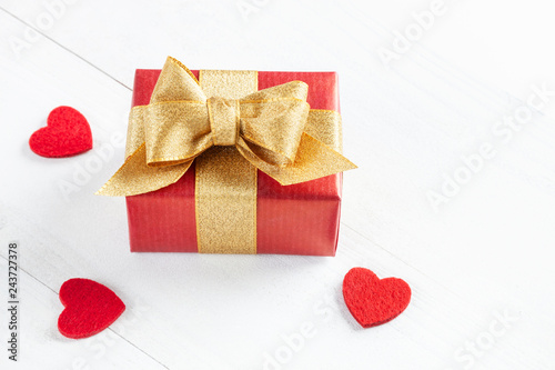 Geschenk mit roten Herzen als Symbol der Liebe