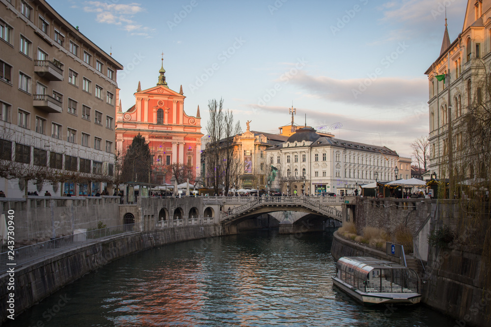 Obraz premium Franciscan Church of the Annunciation in Ljubljana - Slovenia (River Ljubljanica)