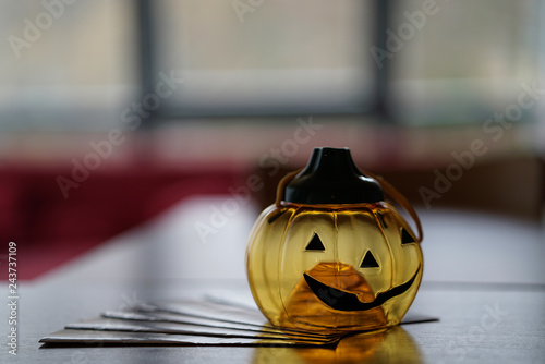 Kürbis-Dose über Flyern auf einem Tisch mit extrem unscharfem Hintergrund