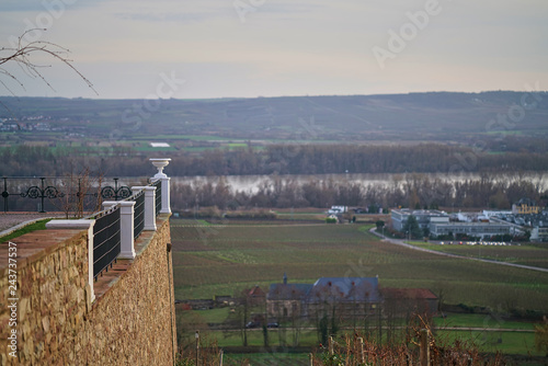 In eine weite Landschaft ragende Burgmauer