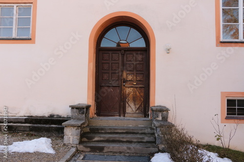 Alte Holztür im Innenhof von Kloster Scheyern photo