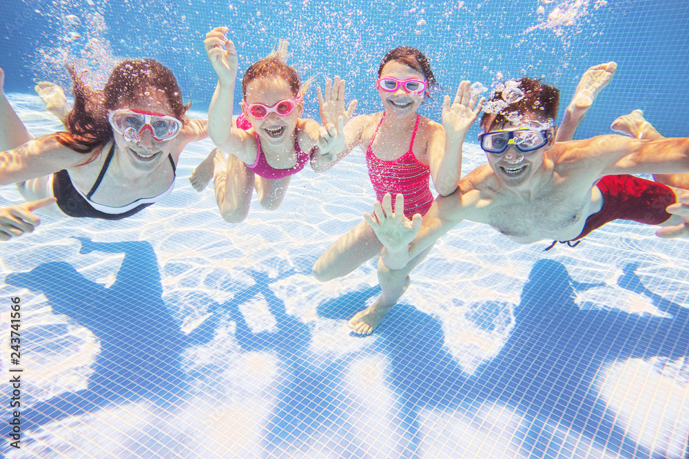 family  in swimming pool - obrazy, fototapety, plakaty 