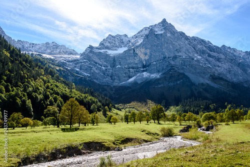 Ahornboden bei Eng in Österreich mit Bergpanorama