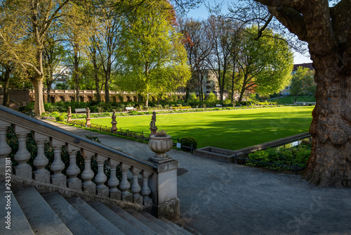 Neobarocke Gartengestaltung: Treppenaufgang zur Orangerie und Zierstatuen im Berliner Körnerpark - Graffitischmierereien wurden retuschiert photo