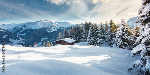 Winterlandschaft Panorama mit Schihütte in den Bergen