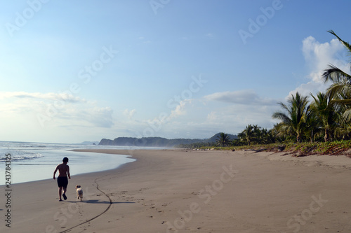 Paisaje de playa con niño y mascota jugando de fondo