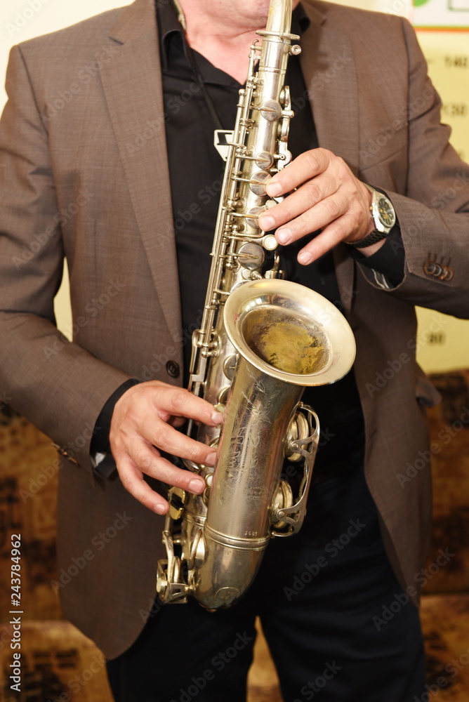 Obraz premium Man plays the saxophone