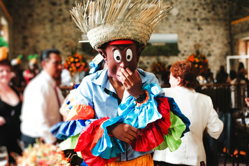 Keuken achterwand Carnaval Caribisch carnavalskostuum met grappig masker  © Marcos