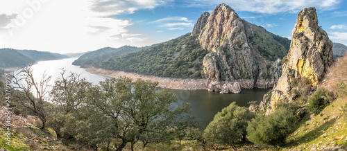 Fotografie Amazing views during sunset of Extremadura countryfields, its woods and Tajo riv