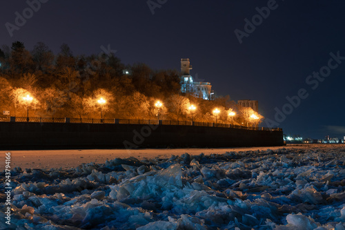 Fototapeta Naklejka Na Ścianę i Meble -  View of the city of Khabarovsk from the Amur river. Frozen river.
