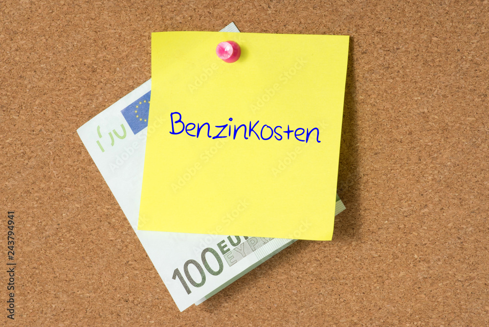 Eine Pinnwand, Euro Geldschein und Notiz Benzkosten Eine Pinnwand, Euro Geldschein und Notiz Benzkosten