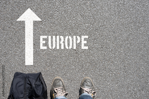 Canvas Print Ein Mann mit einer Reisetasche unterwegs in Richtung Europa