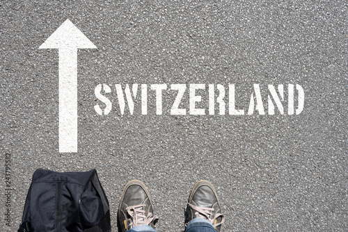 Ein Mann mit einer Reisetasche unterwegs in Richtung Schweiz