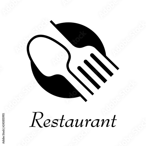 Logotipo con texto Restaurant con cubiertos en espacio negativo en círculo en color negro