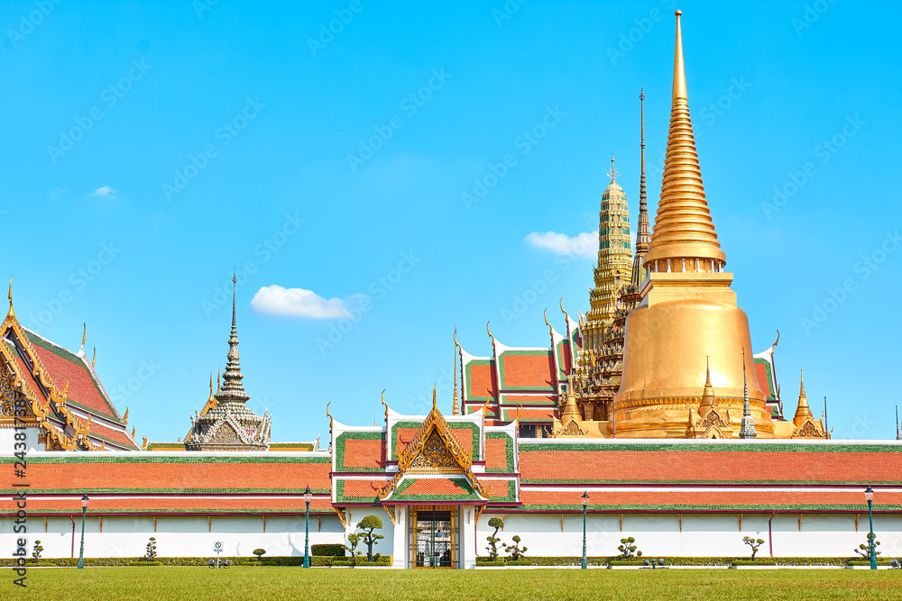 Naklejka premium Grand palace and Wat phra keaw at Bangkok, Thailand. Beautiful Landmark of Asia. Temple of the Emerald Buddha. landscape of the capital city