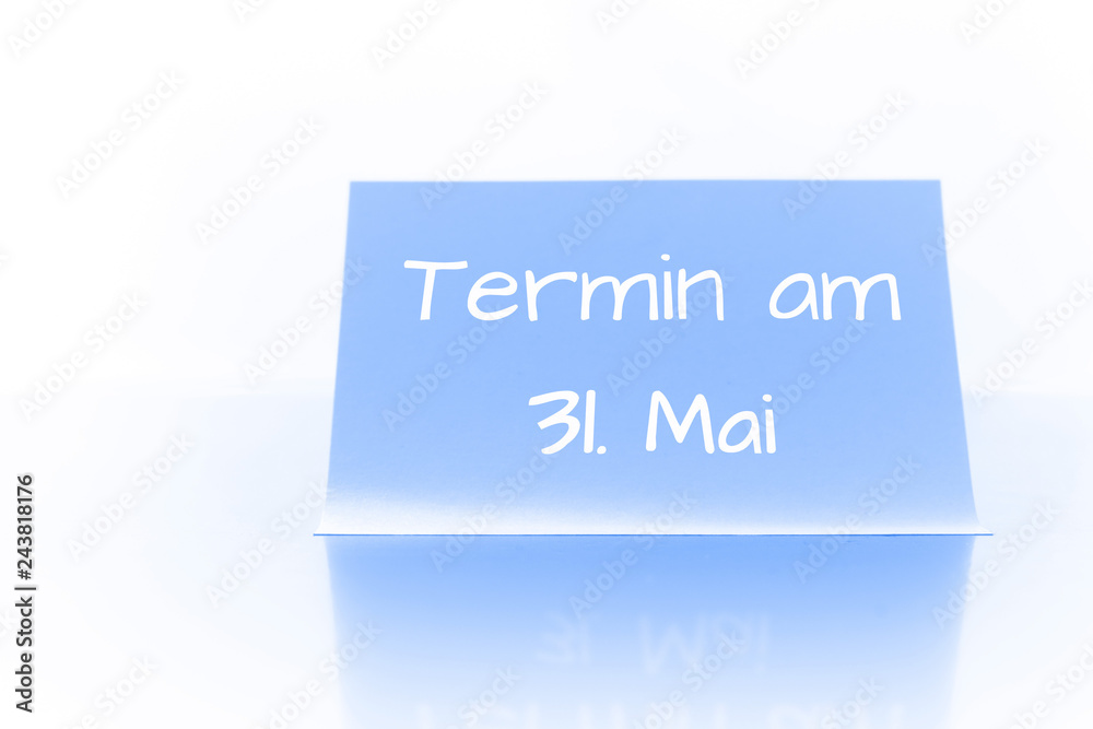 Termin am 31. Mai - blauer Zettel mit Notiz Termin am 31. Mai - blauer Zettel mit Notiz