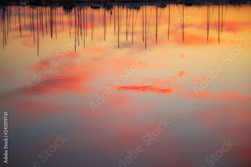 Sonnenuntergang, im Vorderund ein Hafen, Schiffe, Marina