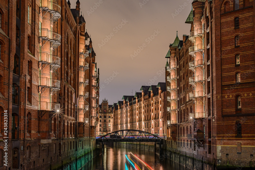 View over Wandrahmsfleet to Sandtorkai-Hof in Hamburg