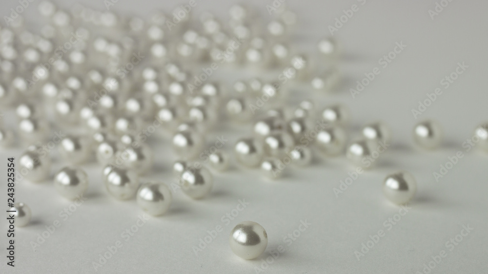 Fototapeta premium white pearl beads wedding background