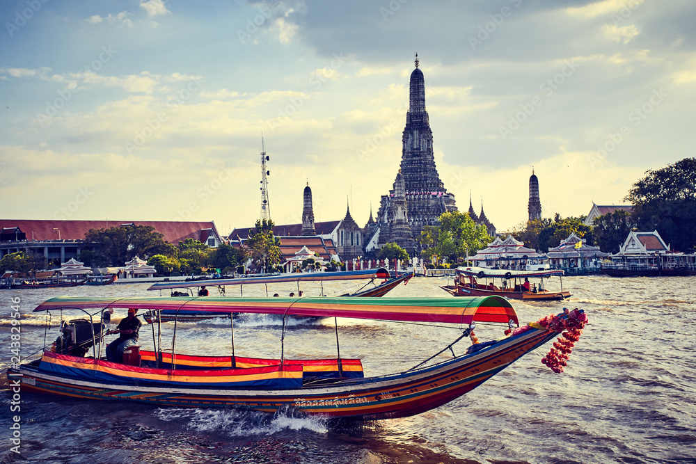 Fototapeta premium Thai boat, Wat Arun, Bangkok, Thailand