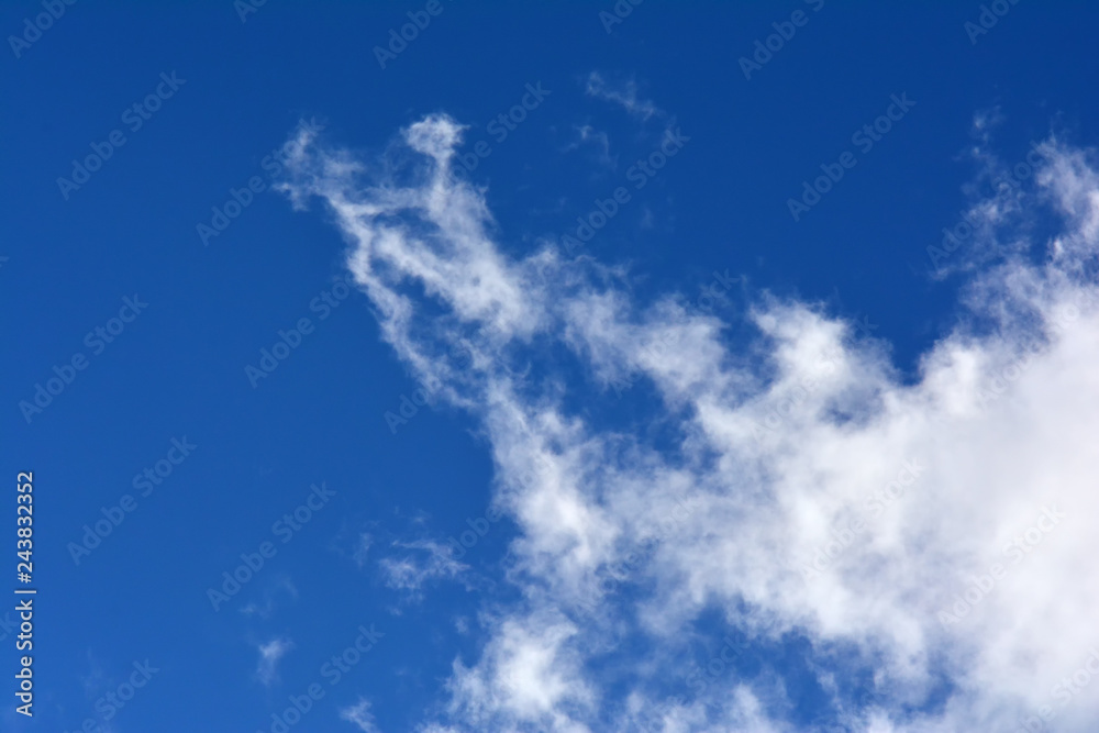 Nuvole in inverno nel cielo blu dopo una tempesta di neve, Italia Nuvole in inverno nel cielo blu dopo una tempesta di neve, Italia