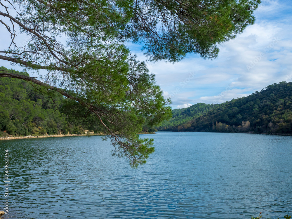 Lac de Suzanne ou Lac de Carcès dans le département du Var en région Provence-Alpes-Côte d'Azur