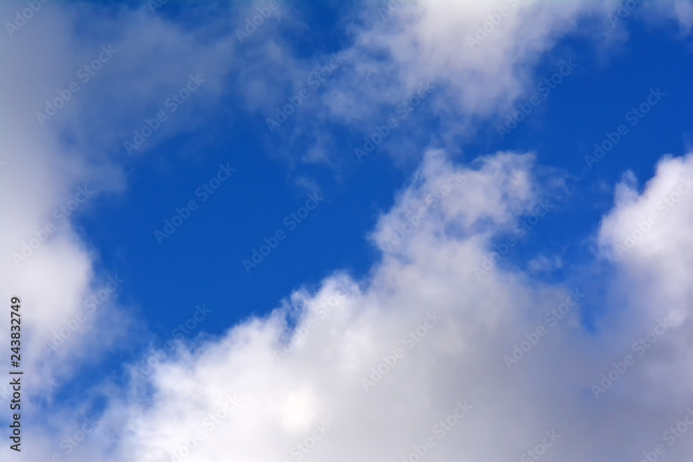 Nuvole in inverno nel cielo blu dopo una tempesta di neve, Italia