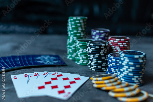 Pokerchips mit Karten RoyalFlush