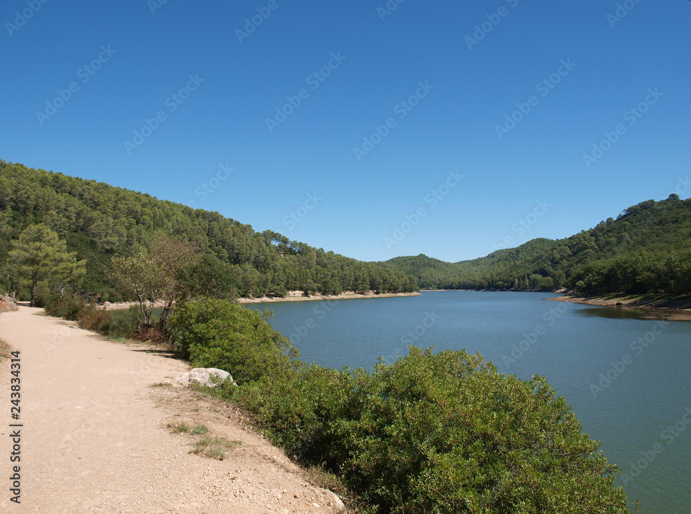 Chemin de randonné le long des rives du lac de Carcès ou lac de Suzanne Chemin de randonné le long des rives du lac de Carcès ou lac de Suzanne