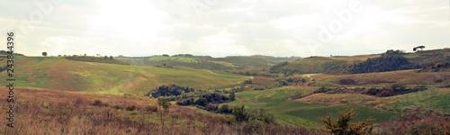 Panorámica de paisaje natural otoñal de la Toscana, Italia.
