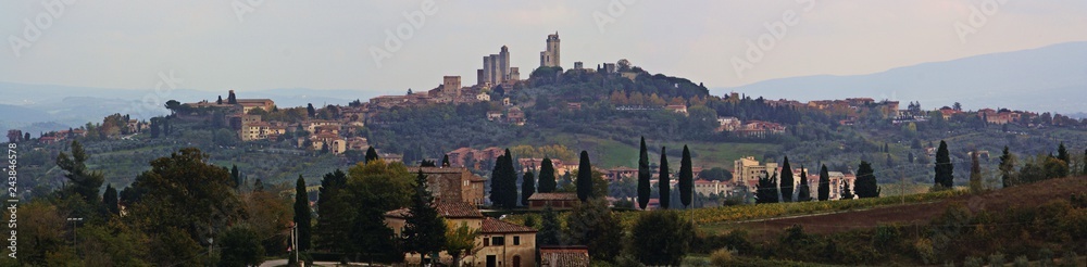 Panorámica de San Gimignano y sus viñedos en La Toscana, Italia.