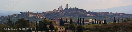 Panor  mica de San Gimignano y sus vi  edos en La Toscana  Italia.