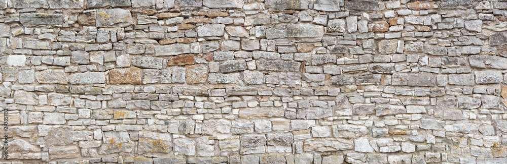 Panorama - Alte graue Mauer aus groben, vielen kleinen, rechteckig gehauenen Natursteinen