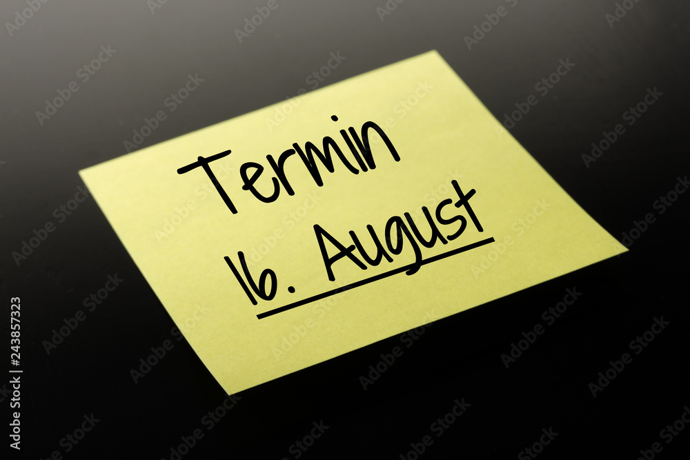 Termin 16. August - gelber Notizzettel dunkler Hintergrund Termin 16. August - gelber Notizzettel dunkler Hintergrund