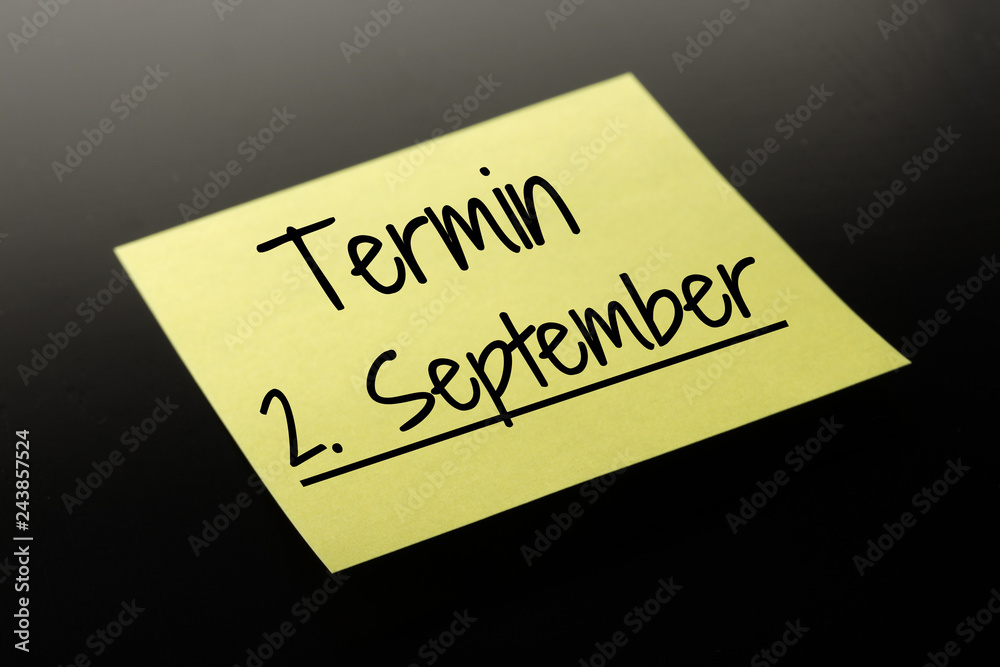Termin 2. September - gelber Notizzettel dunkler Hintergrund Termin 2. September - gelber Notizzettel dunkler Hintergrund