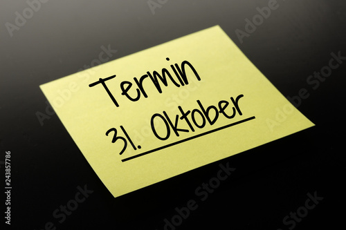 Termin 31. Oktober - gelber Notizzettel dunkler Hintergrund