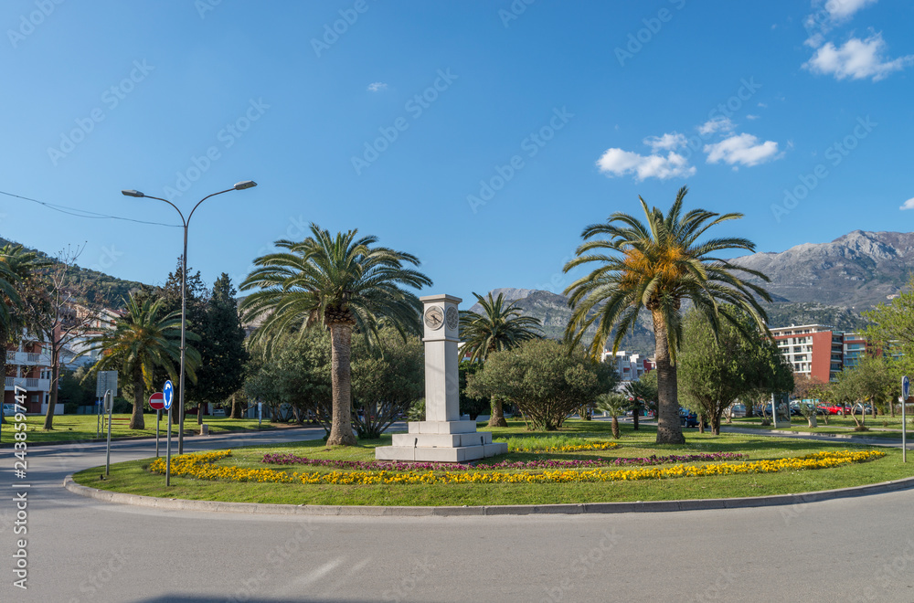 Fototapeta premium Клумба с часами на улице Mediteranska в центре города Будва, Черногория - 15.04.2013