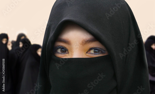 фотографія young beautiful and happy Muslim woman in traditional Islam burqa dress with ama