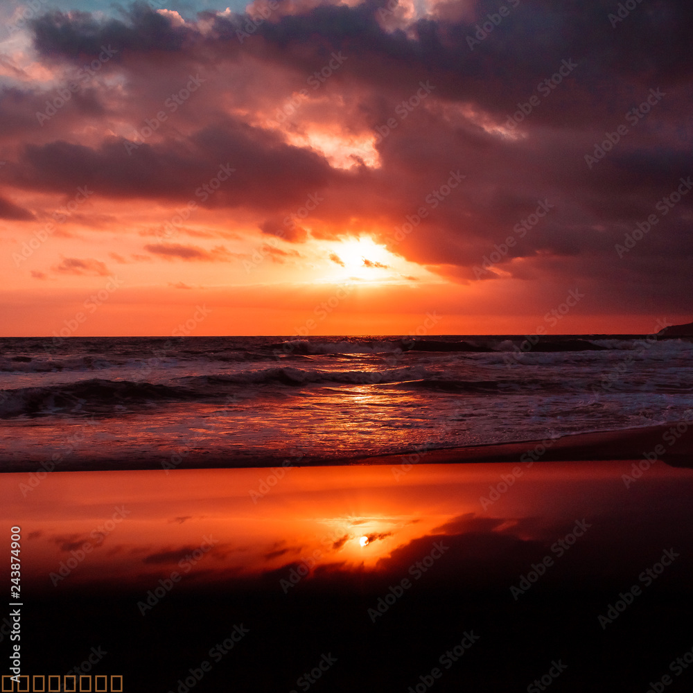 Obraz premium sunset over the sea