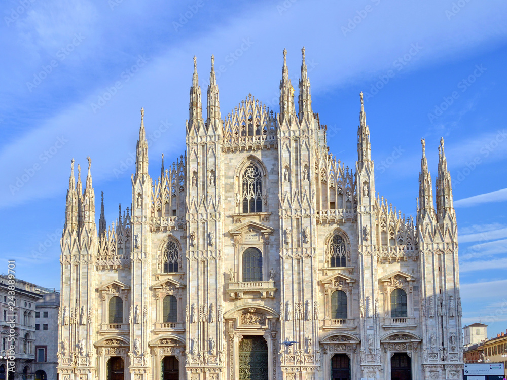 veduta di alcuni angoli di Piazza del Duomo a Milano