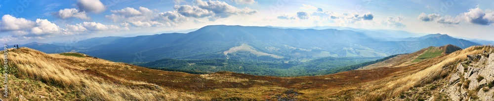 Obraz premium Beautiful panoramic view of the Bieszczady mountains in the early autumn, Bieszczady National Park (Polish: Bieszczadzki Park Narodowy), Poland.
