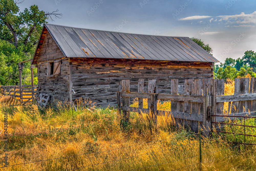 Obraz premium Farm Building and Fence