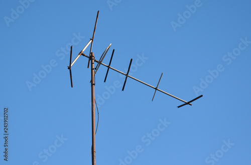 Old metal TV antenna against blue sky © bildlove