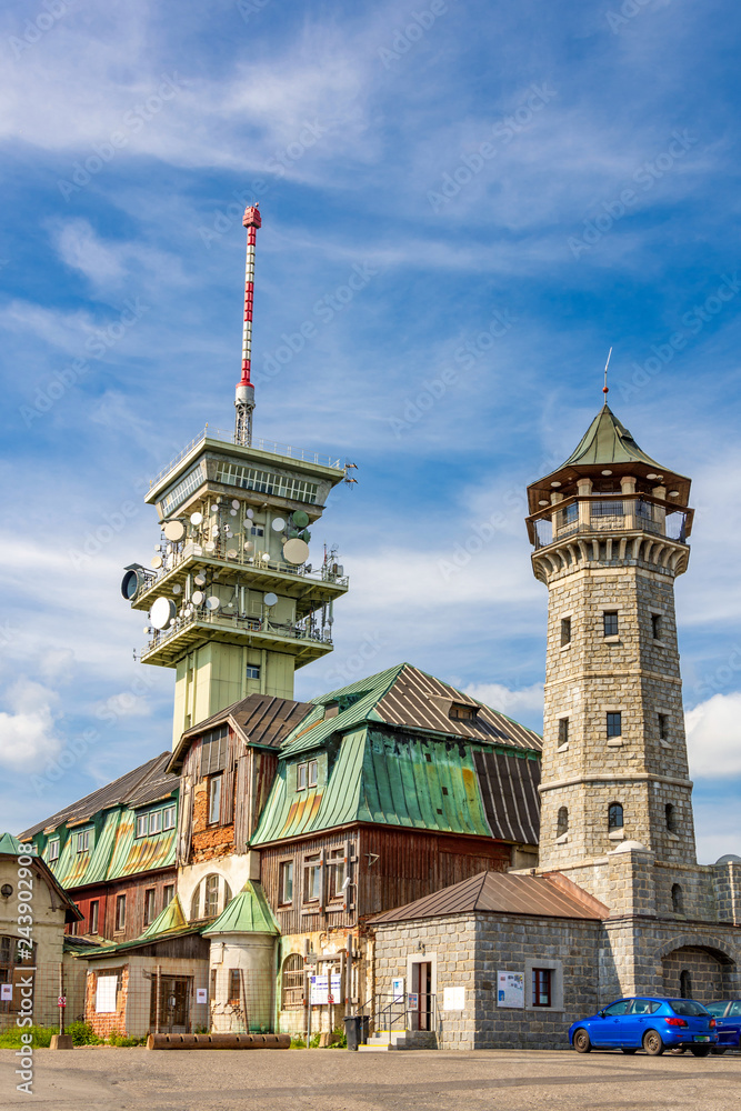 Obraz premium Aussichts- und Fernsehturm am Keilberg - Klínovec im Erzgebirge