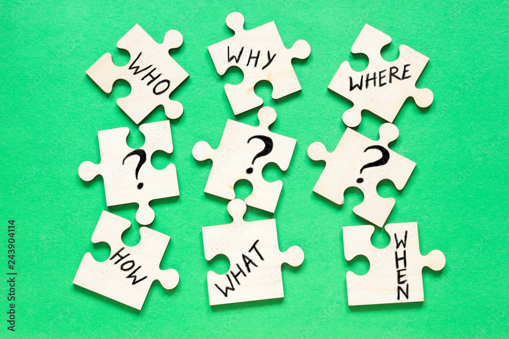 Obraz premium Puzzles with questions Who, Why, Where, How, What, When on the green background.