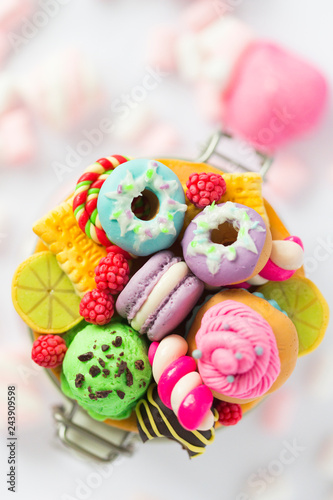 Стеклянная баночка, на который декор из полимерной глины в виде пончиков с разноцветной глазурью, фисташкового мороженого, маффина или капкейка с розовым кремом, макарунов, печенья