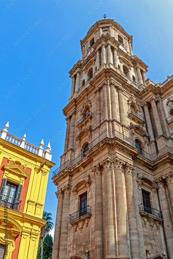 Die Kathedrale Málagas (Santa Iglesia Cathedral Basilica de la Encarnación) und Der Palacio Episcopal (Bischofspalast).  Costa del Sol, Andalusien, Spanien
