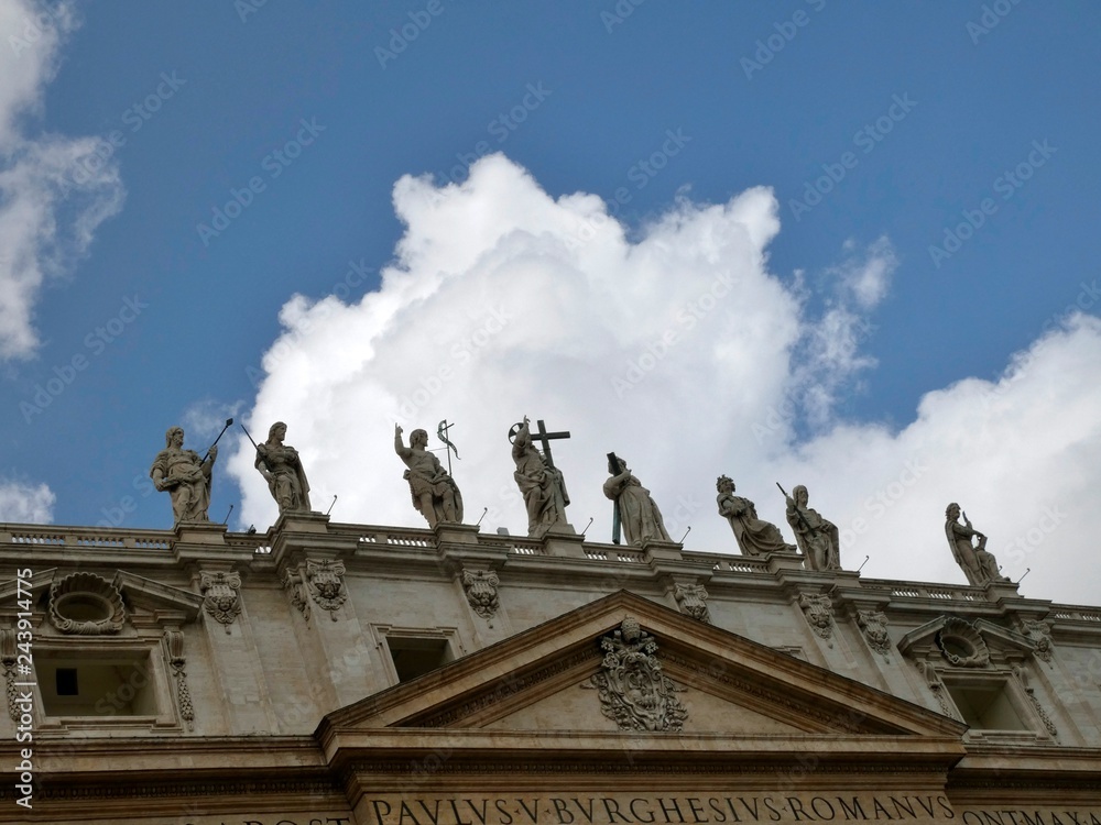 Museos Vaticanos, plaza y Basílica de San Pedro, Roma, Italia.