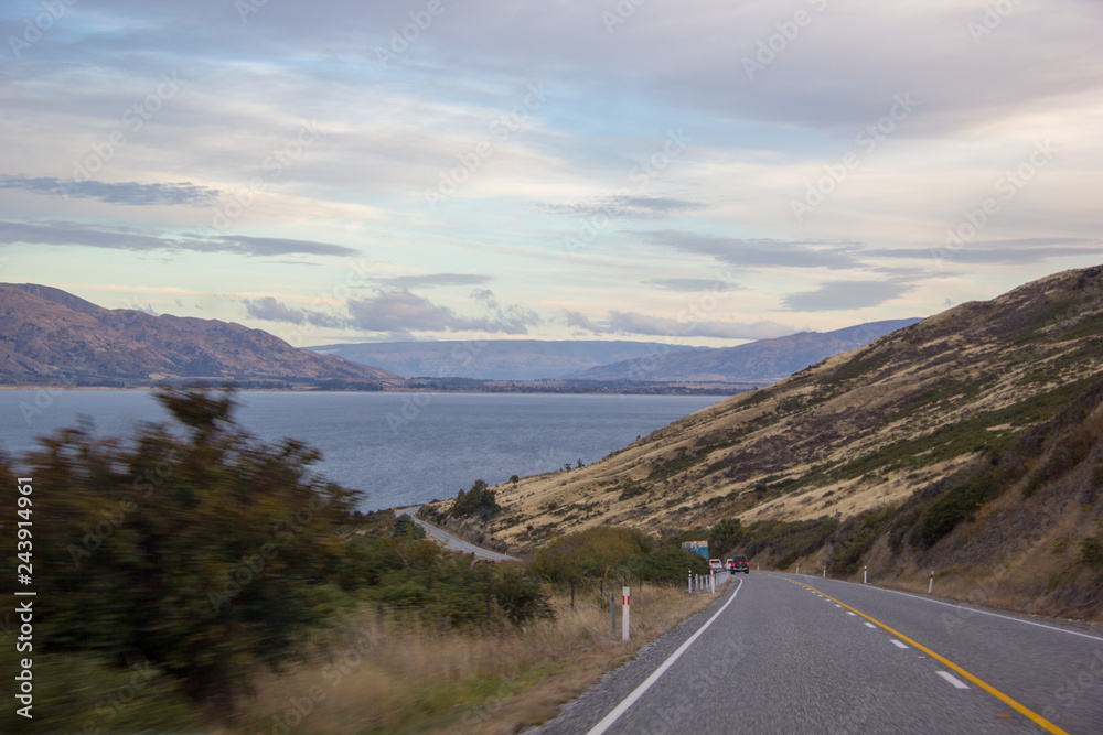 Obraz premium Blick auf See in Neuseeland von der Straße aus